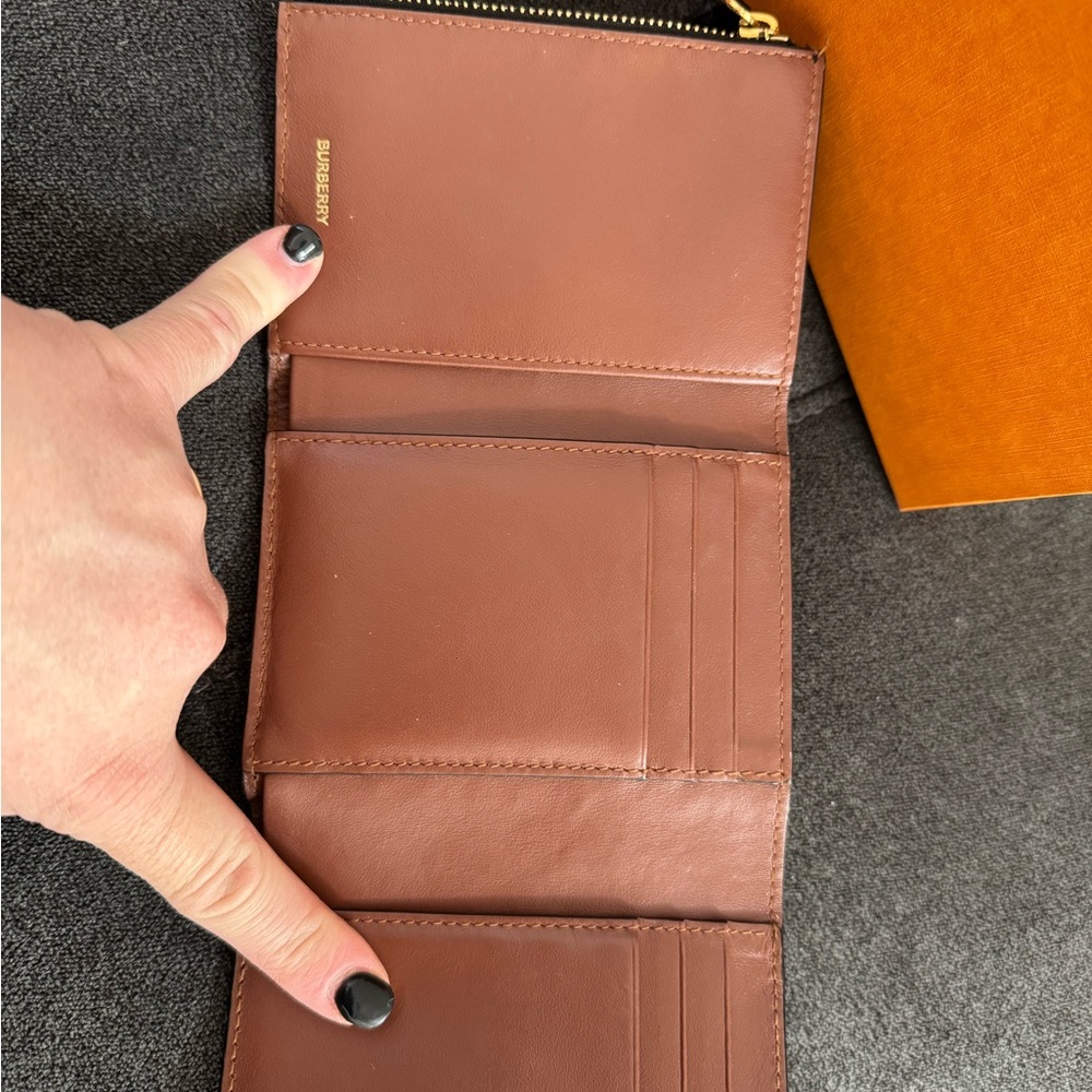 100% authentic Burberry wallet - Picture 3 of 5